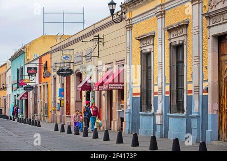 Cafés und Geschäfte im bunten kolonialen Stadtzentrum von Aguascalientes, Nord-Zentral-Mexiko Stockfoto