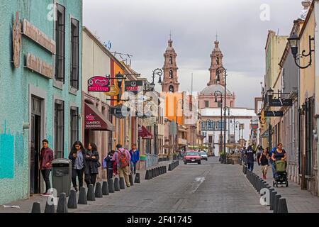 Cafés und Geschäfte im kolonialen Stadtzentrum von Aguascalientes, Nord-Zentral-Mexiko Stockfoto