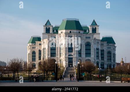 Astrachan, Russland 12. April 2018: Vorderansicht des neuen Astrachan Opera Theatre im sonnigen Frühlingstag mit Menschen zu Fuß.. Astrachan, Russland 12. April 2018: Neues Astrachan Opera Theatre im sonnigen Frühlingstag mit Menschen zu Fuß. Stockfoto