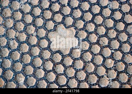 Rostiges Eisen Sechseckiges Gitter.. Sechseckiges Gitter Aus Rostigem Eisen Stockfoto