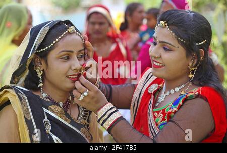 Beawar, Rajasthan, Indien, April 9, 2016: Hindu rajasthani Frauen bereitet sich auf Anbetung zu Herrn Shankar und Göttin Parvati während Gangaur Festival Celeb Stockfoto