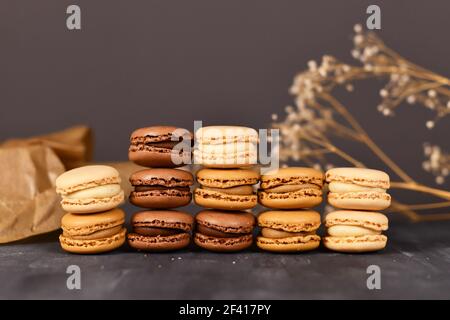 Stapel von natürlichen braunen, beigen und cremefarbenen französischen Macarons mit Kaffee-, Mokka-, Schokolade- und Vanillegeschmack Stockfoto