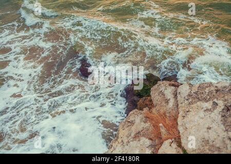 Tageszeit an der felsigen Küste einer tropischen Insel in blauorange Farbgebung. Tag an der felsigen Küste einer tropischen Insel in blauorange Farbgebung Stockfoto