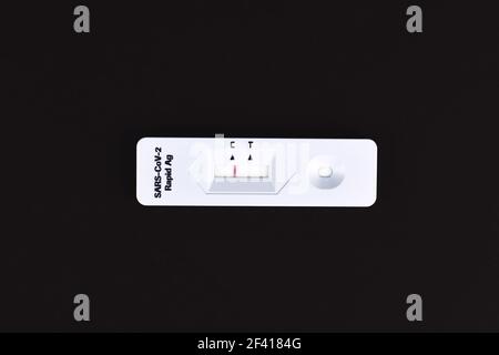 Corona Virus SARS-CoV-2 Rapid Antigen Test mit negativem Ergebnis auf Schwarzer Hintergrund Stockfoto