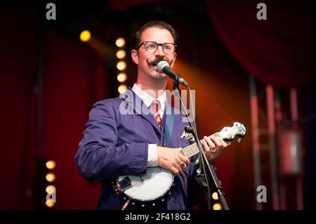 Mr B The Gentleman Rhymer spielt live auf der Bühne am 2. Tag des Camp Beestival 2014, Lulworth Castle - Dorset Stockfoto