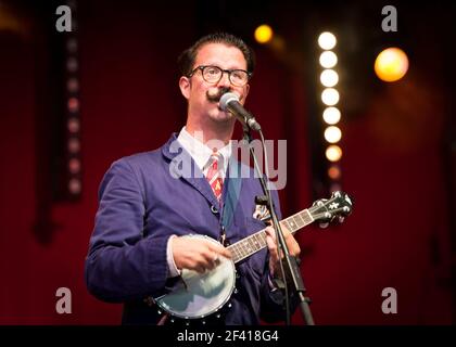 Mr B The Gentleman Rhymer spielt live auf der Bühne am 2. Tag des Camp Beestival 2014, Lulworth Castle - Dorset Stockfoto