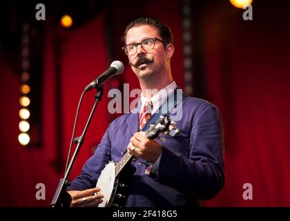 Mr B The Gentleman Rhymer spielt live auf der Bühne am 2. Tag des Camp Beestival 2014, Lulworth Castle - Dorset Stockfoto