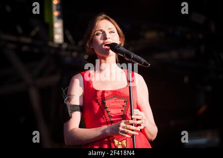 Sophie Ellis-Bextor spielt live auf der Bühne am 2. Tag des Camp Beestival 2014, Lulworth Castle - Dorset Stockfoto