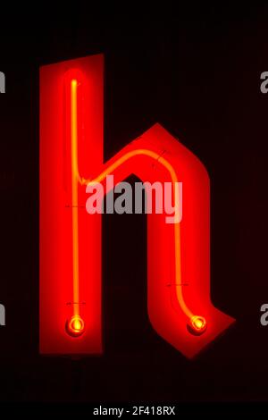 Rot glühender Neon Buchstabe h Stockfoto