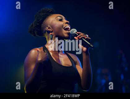 Laura Mvula spielt live auf der Bühne am 2. Tag des Camp Beestival 2014, Lulworth Castle - Dorset Stockfoto