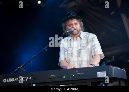 Charles Nicholas (Chas) Hodges von Chas und Dave sind live auf der Bühne am 3. Tag des Camp Beestival 2014, Lulworth Castle - Dorset Stockfoto