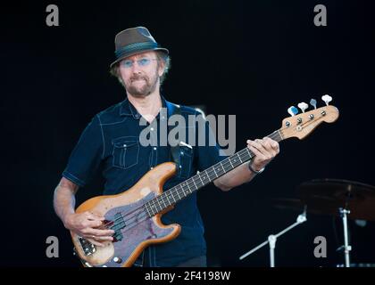 David Victor Peacock (Dave) von Chas und Dave spielt live auf der Bühne am 3. Tag des Camp Beestival 2014, Lulworth Castle - Dorset Stockfoto