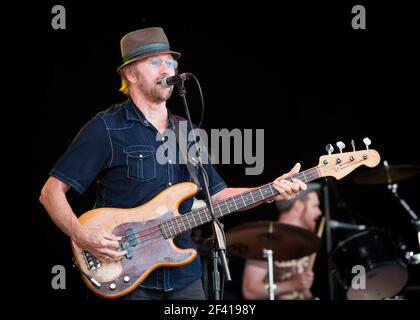 David Victor Peacock (Dave) von Chas und Dave spielt live auf der Bühne am 3. Tag des Camp Beestival 2014, Lulworth Castle - Dorset Stockfoto