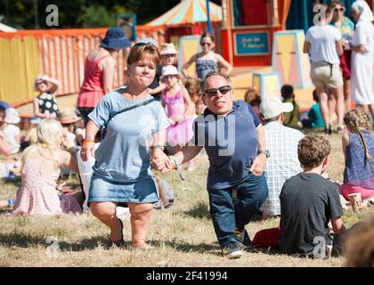 Warwick Davis und Frau Samantha besuchen Tag 3 des Camp Beestival 2014, Lulworth Castle - Dorset Stockfoto