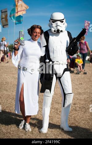 Festivalbesucher in Star Wars-Fancy-Kleid am 3. Tag des Camp Beestival 2014, Lulworth Castle - Dorset Stockfoto