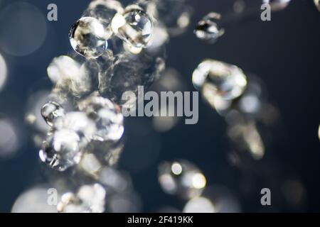 Wasser Spritzer von großen Tropfen in der Luft eingefroren teilweise verschwommen. Wasser Spritzer von großen Tropfen in der Luft eingefroren Stockfoto