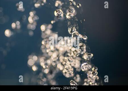 Runde Wassertropfen schweben auf blauem Hintergrund mit Copyspace. Runde Wassertropfen schweben auf blauem Hintergrund Stockfoto