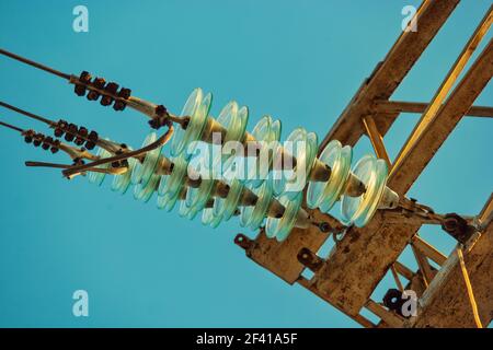 Elektrische Isolatoren aus Glas am Power-Tower von unten. Elektrische Isolatoren aus Glas von unten Stockfoto