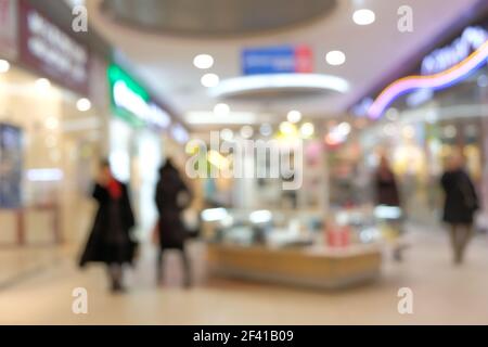 Mall Lobby mit vielen verschwommenen Kunden Stockfoto