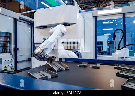 Roboterarm Produktionslinien moderner industrieller Technologie. Automatisierte Fertigungszelle. Stockfoto