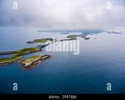 Atlantic Ocean Road oder die Atlantic Road (Atlanterhavsveien) wurde mit dem Titel als norwegische Konstruktion des Jahrhunderts ausgezeichnet. Die Straße, die als Nationale Touristenroute klassifiziert ist. Luftaufnahmen“ Stockfoto