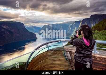 Natur-Fotograf-Tourist mit Kamera schießt. Aussichtspunkt Stegastein. Wunderschöne Natur Norwegens. Stockfoto