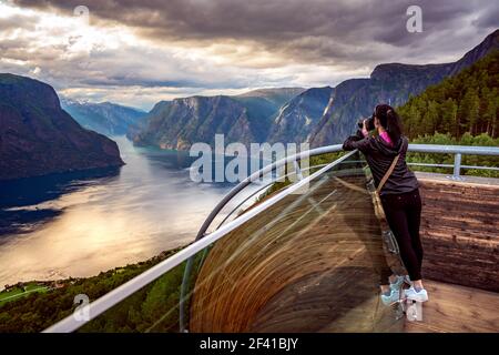 Natur-Fotograf-Tourist mit Kamera schießt. Aussichtspunkt Stegastein. Wunderschöne Natur Norwegens. Stockfoto