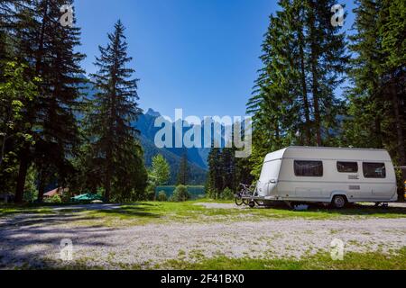 Familie Urlaub Reisen, Urlaub im Reisemobil Wohnmobil, Caravan Auto Urlaub. Schöne Natur Italien Natur Alpen. Stockfoto