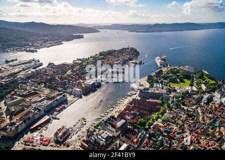 Bergen ist eine Stadt in Südschweden an der Westküste von Norwegen. Bergen ist die zweitgrößte Stadt in Norwegen. Der Blick von der Höhe des Vogelflugs. Antenne FPV drone Flüge. Stockfoto