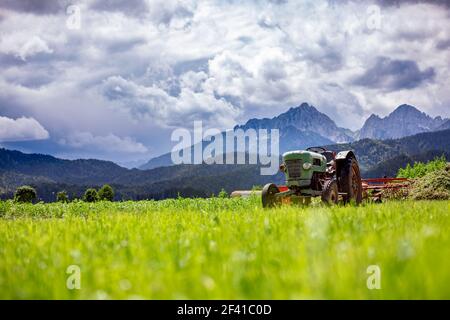 Alten Traktor auf den Bergwiesen Stockfoto