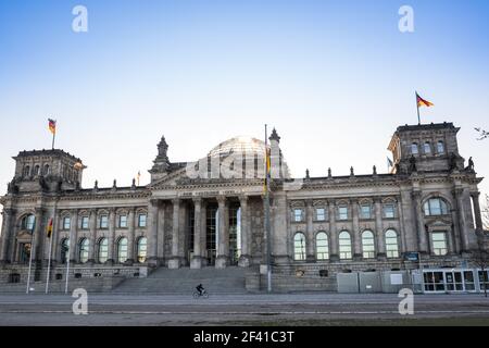 Radfahrer fahren mit dem Fahrrad vor dem Deutschen bundestag Bei Sonnenaufgang Stockfoto