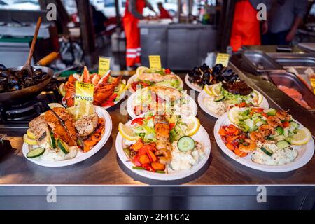Verschiedene Meeresfrüchte in den Regalen der Fischmarkt in Norwegen, Bergen Stockfoto