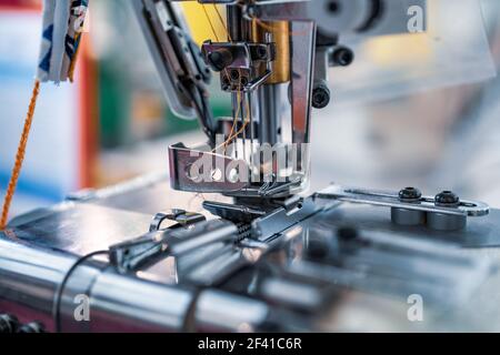 Professionelle Nähmaschine close-up. Die moderne Textilindustrie. Stockfoto