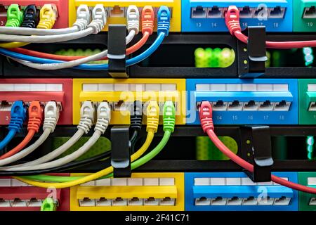 Bunte Telekommunikation bunte Ethernet Kabel angeschlossen, um den Switch in Internet Datacenter Stockfoto