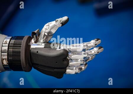Futuristischen Roboter-look Hand für einen Handshake Stockfoto