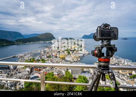 Aksla in der Stadt Alesund, Norwegen. Es ist ein Seehafen und ist bekannt für seine Konzentration von Jugendstil-Architektur. Kamera auf einem Stativ auf der Aussichtsplattform. Stockfoto