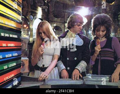 Ein UHRWERK ORANGE 1971 Warner Bros Film mit von links: Gillian Hills, Malcolm McDowell, Barbara Scott Stockfoto