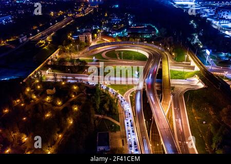 Nacht Luftbild von einem autobahnkreuz Verkehr Loipen in der Nacht Moskau Stockfoto