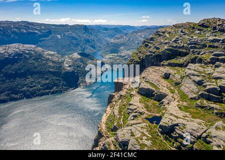 Preikestolen oder Prekestolen, auch bekannt durch die englische Übersetzung von Preacher&rsquo;s Pulpit oder Pulpit Rock, ist eine berühmte Touristenattraktion in Forsand, Ryfylke, Norwegen Stockfoto