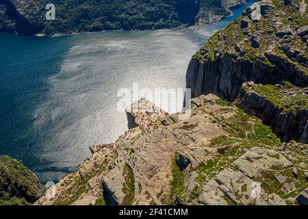 Preikestolen oder Prekestolen, auch bekannt durch die englische Übersetzung von Preacher&rsquo;s Pulpit oder Pulpit Rock, ist eine berühmte Touristenattraktion in Forsand, Ryfylke, Norwegen Stockfoto