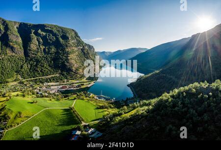 Stadt Aurlandsfjord Flam in der Morgendämmerung. Schöne Natur Norwegen natürliche Landschaft. Stockfoto