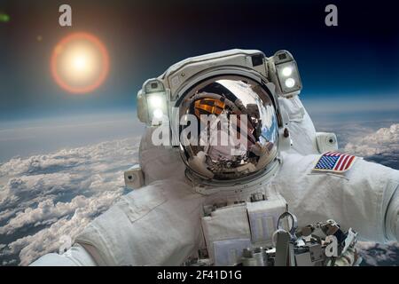 Astronaut im Weltraum vor dem Hintergrund des Planetenerde. Elemente des Bildes von der NASA eingerichtet. Stockfoto