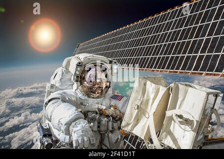 Astronaut im Weltraum vor dem Hintergrund des Planetenerde. Elemente des Bildes von der NASA eingerichtet. Stockfoto