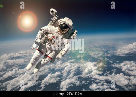 Astronaut im Weltraum vor dem Hintergrund des Planetenerde. Elemente des Bildes von der NASA eingerichtet. Stockfoto