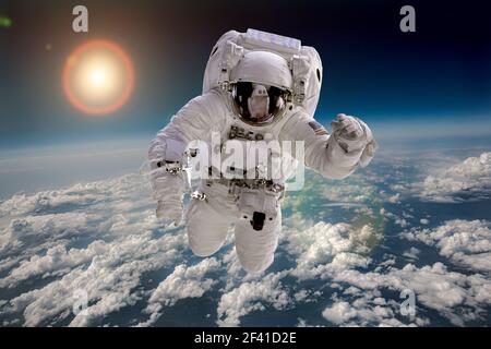 Astronaut im Weltraum vor dem Hintergrund des Planetenerde. Elemente des Bildes von der NASA eingerichtet. Stockfoto