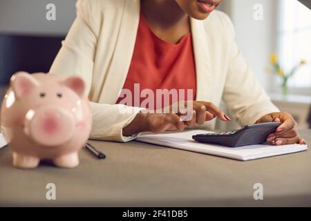 Frau, die ihr persönliches Budget verwaltet, ihre Einkommensteuer oder Geschäftsgewinne berechnet Stockfoto
