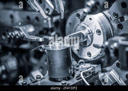 Cnc-Wire Forming Machine, moderne CNC-Feder Maschinen für die Produktion von verschiedenen Arten von Draht biegt. Stockfoto