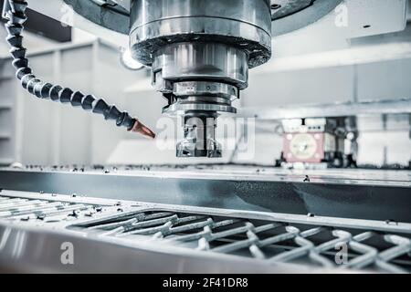 Metallbearbeitung CNC-Drehmaschine Fräsmaschine. Metall schneiden Moderne Verarbeitungstechnik. Fräsen ist der Prozess der Bearbeitung mit rotierenden Fräsern, um Material durch Vorschieben eines Fräsers in ein Werkstück zu entfernen. Stockfoto