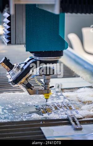 CNC-Wasserstrahlschneiden Maschine moderne industrielle Technologie. Stockfoto