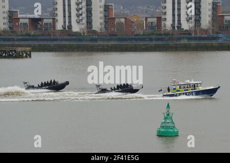 Met-Polizeiboote der Marine Unit, die an Schulungen teilnehmen Die Themse in London Stockfoto